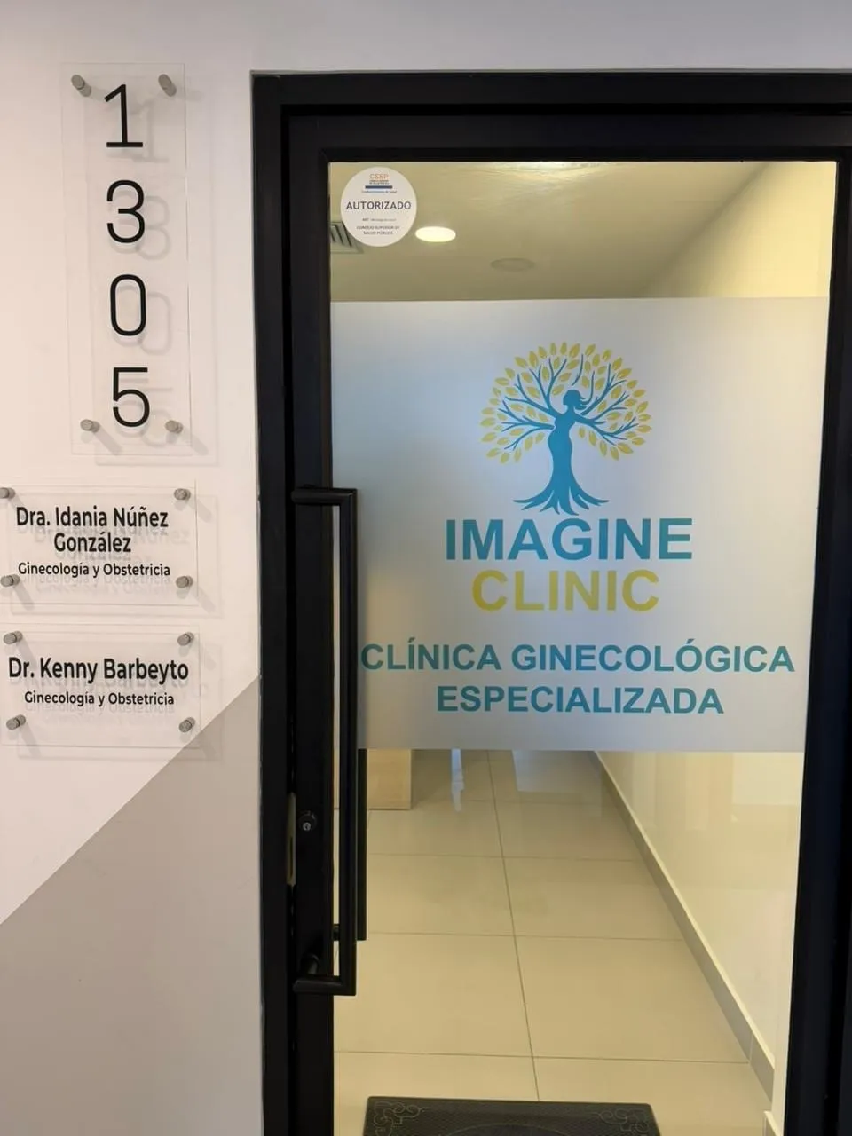 Entrada de Imagine Clinic en Torre Humana, nivel 13, locales 1303-1305