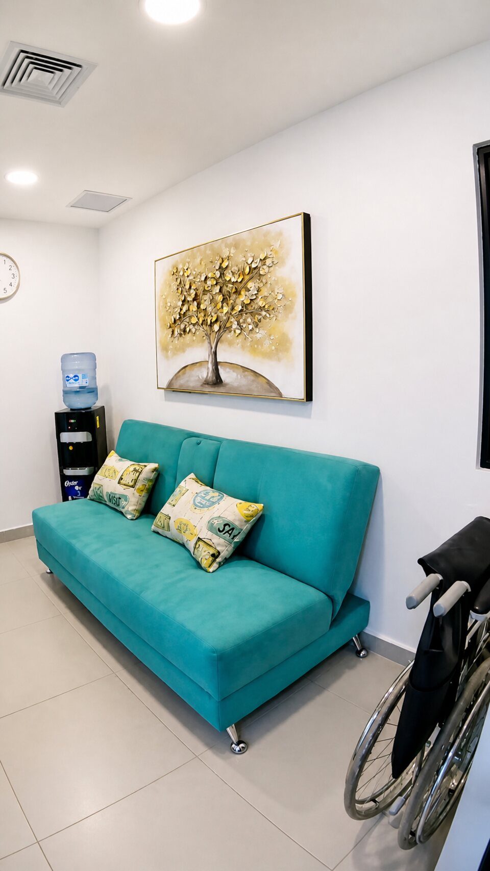 Sala de espera para acompañante con sofá y dispensador